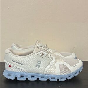 On women’s cloud 5 white chambray size8